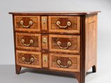 une petite commode avec de nombreux tiroirs