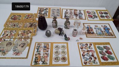 une table sur laquelle sont posées de nombreuses photos et images