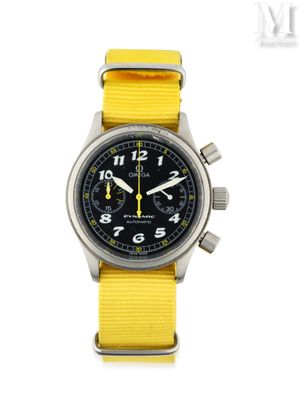 un gros plan d'une montre avec un bracelet jaune sur fond blanc