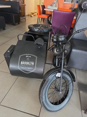 une petite moto équipée d'un side-car
