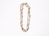 gros plan d'un collier de perles sur une surface blanche