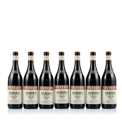 un groupe de six bouteilles de vin assises les unes à côté des autres