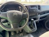 l'intérieur d'une voiture avec un volant et des commandes sur le tableau de bord