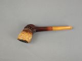 une pipe posée sur une table