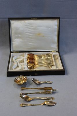 une boîte contenant des couverts, posée sur une table