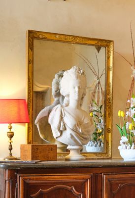 un vase de fleurs posé sur une commode dans une pièce
