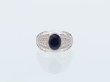 une image représentant une bague ornée d'une pierre noire sur un fond blanc