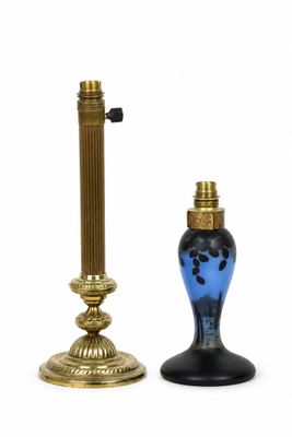 paire de bougeoirs anciens en laiton et verre bleu