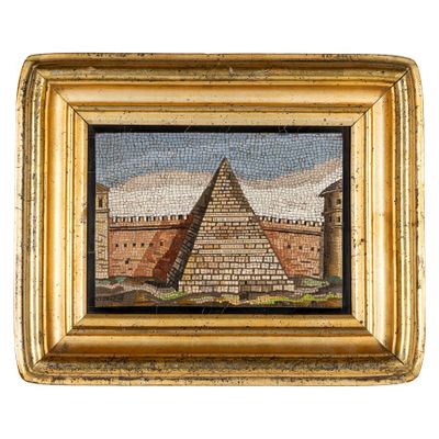 une reproduction d'un tableau représentant une pyramide, dans un cadre doré