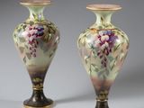 paire de vases ornés de fleurs et de feuilles sur fond gris