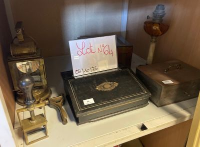 une petite étagère sur laquelle sont posés de nombreux objets