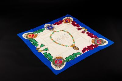 un gros plan sur une nappe ornée d'un motif