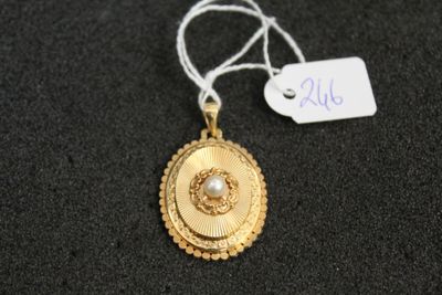 une image représentant un collier en or orné d'une perle au centre