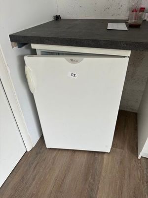 une image d'une cuisine avec un réfrigérateur et un comptoir