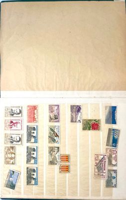 un livre ouvert avec des timbres, posé sur une table