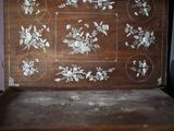 un lit en bois orné d'un motif floral