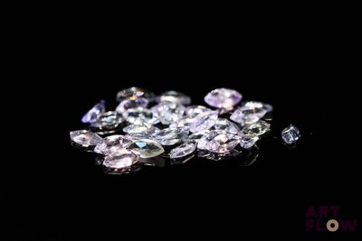 gros plan d'un groupe de diamants sur une surface noire