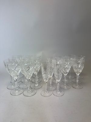 six verres à vin transparents posés sur une table blanche