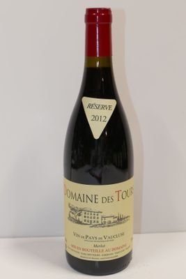 une bouteille de vin posée sur une table