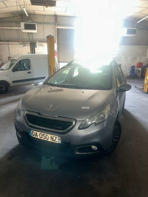 une voiture garée dans un garage
