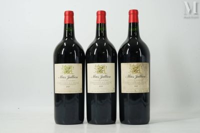 trois bouteilles de vin rouge sont alignées sur une table