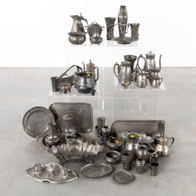 beaucoup d'objets en argent éparpillés par terre