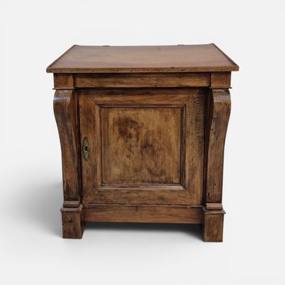 une image représentant une petite armoire en bois munie d'une porte