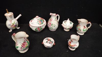 de nombreuses pièces de porcelaine de formes variées disposées sur un fond noir