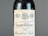 une bouteille de vin posée sur une table