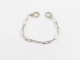 un bracelet à chaîne en argent avec un fermoir, sur fond blanc