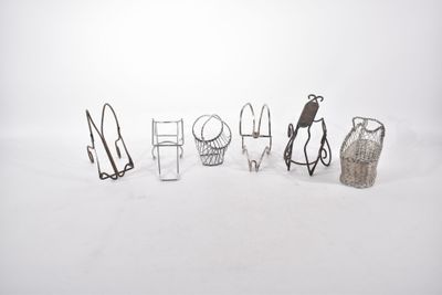 de nombreux objets métalliques qui gisent dans la neige
