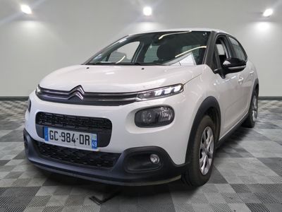 la citrole blanche est garee sur un carrelage en damier