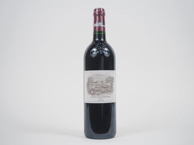 la bouteille de vin rouge est posée sur la table