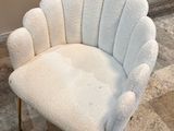 une chaise blanche posée sur un sol carrelé