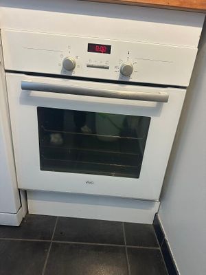un four blanc posé dans un coin de la cuisine