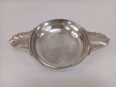 une image représentant une assiette en argent ornée d'un motif de feuilles