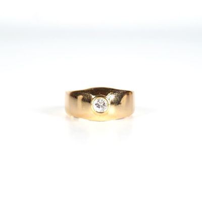 Bague jonc en or jaune 18K (750/oo) sertie clos d'un diamant…