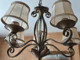 un lustre à trois lampes suspendu au plafond
