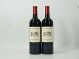 deux bouteilles de vin rouge posées sur une table