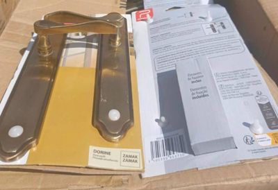 une boîte contenant une paire de ciseaux