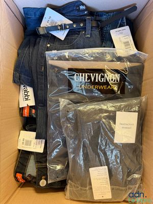 une boîte remplie de jeans et d'autres articles
