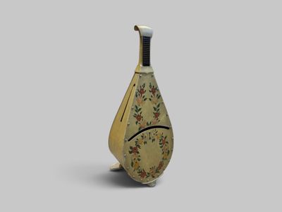 un petit vase orné d'un motif sur un fond gris
