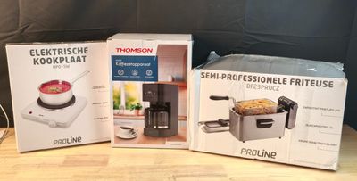 trois boîtes de nourriture posées sur une table