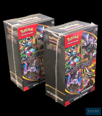 On voit deux boîtes de cartes à collectionner Pokémon sur un fond noir.