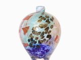 un vase en verre orné d'un motif de poisson