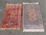 deux tapis orientaux posés à même le sol, ornés de franges