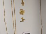 Des colliers et des bracelets en or sont exposés dans une vitrine