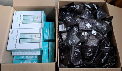 deux cartons contenant des appareils électroniques posés par terre
