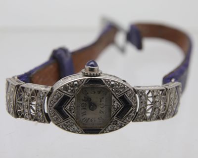 Montre dame en platine ornée de saphirs (synthétiques) et br…