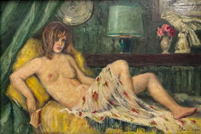 un tableau représentant une femme nue assise sur une chaise jaune